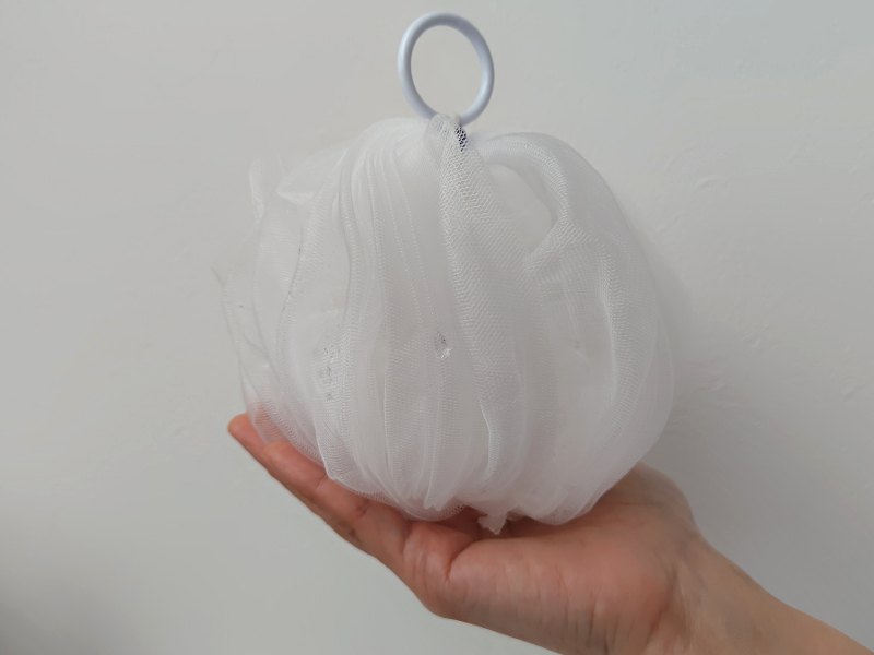 CAC泡立てネットを手に載せた画像