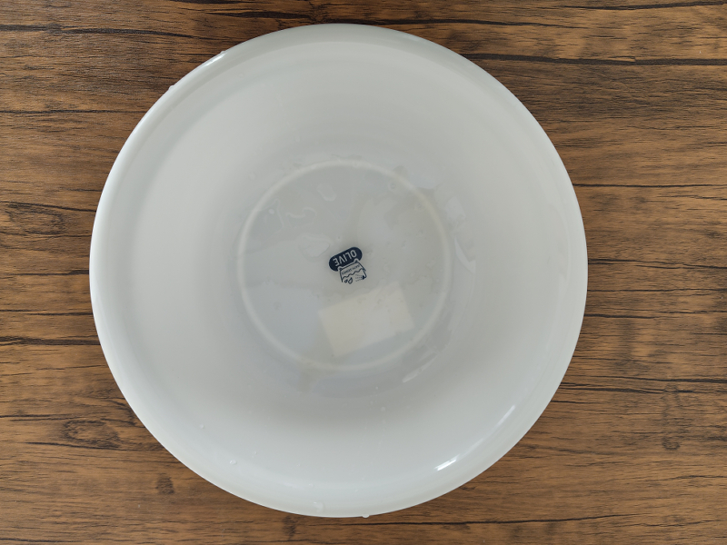 CACシャンプーを泡立てるためにシャンプーとぬるま湯を洗面器に入れた画像