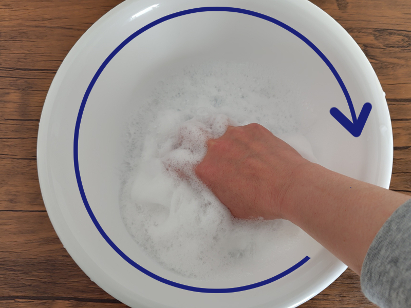 シャンプーの泡立て実演画像